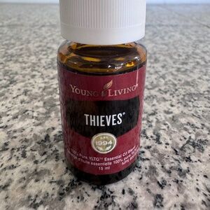 Thieves Essential Oil - Young Living - 15 ML